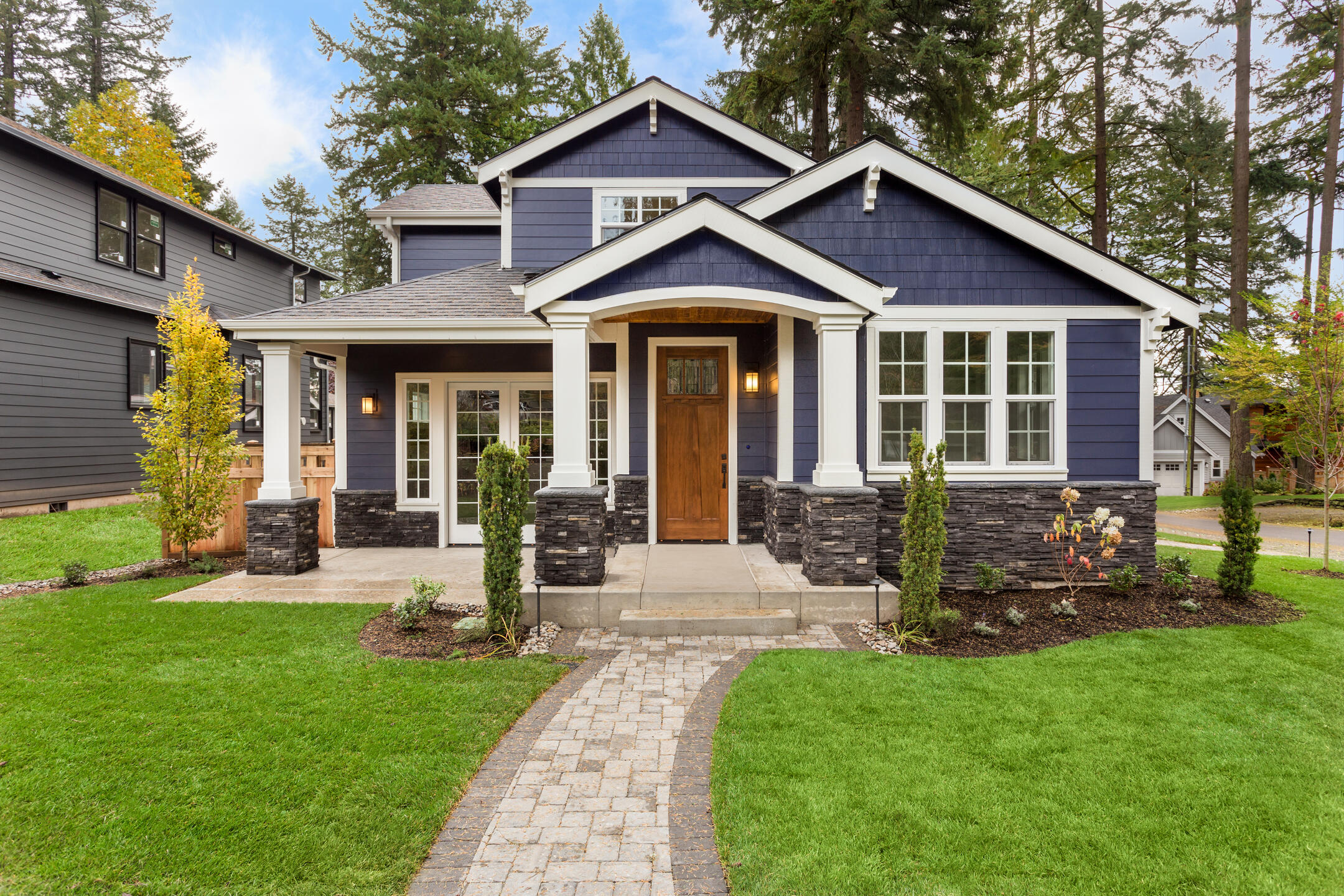 roofing jupiter fl-blue sided house with gray shingles