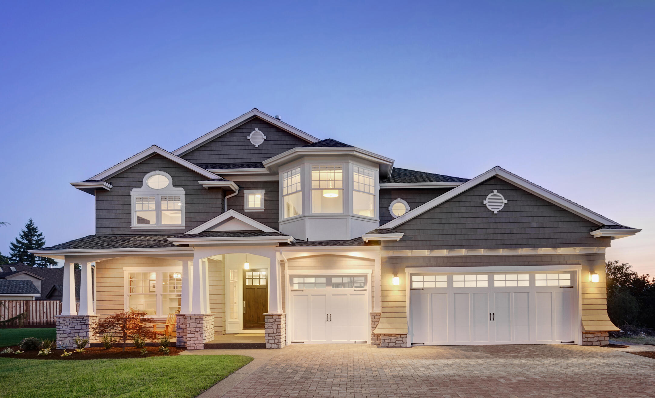 roofing okeechobee fl-gray sided house with gray shingles