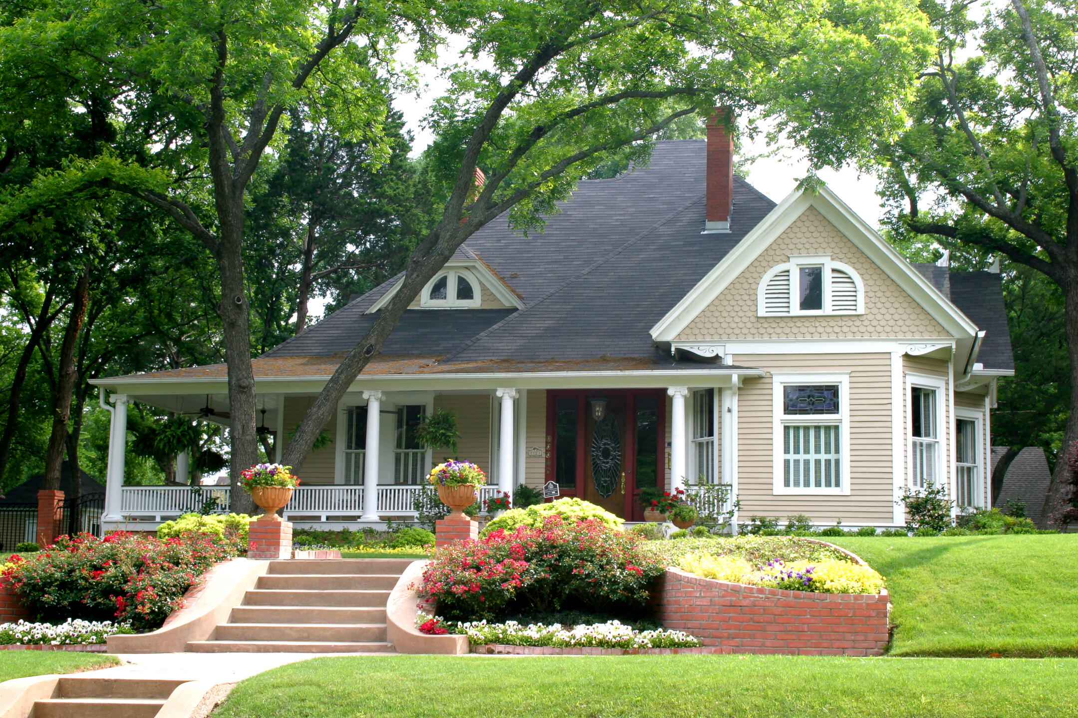 roofing port st lucie fl-tan sided house with gray shingles