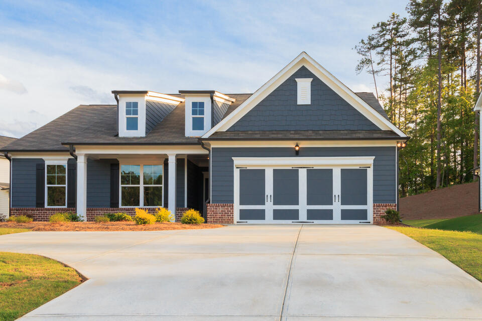 roofing vero beach fl-blue sided house with gray shingles