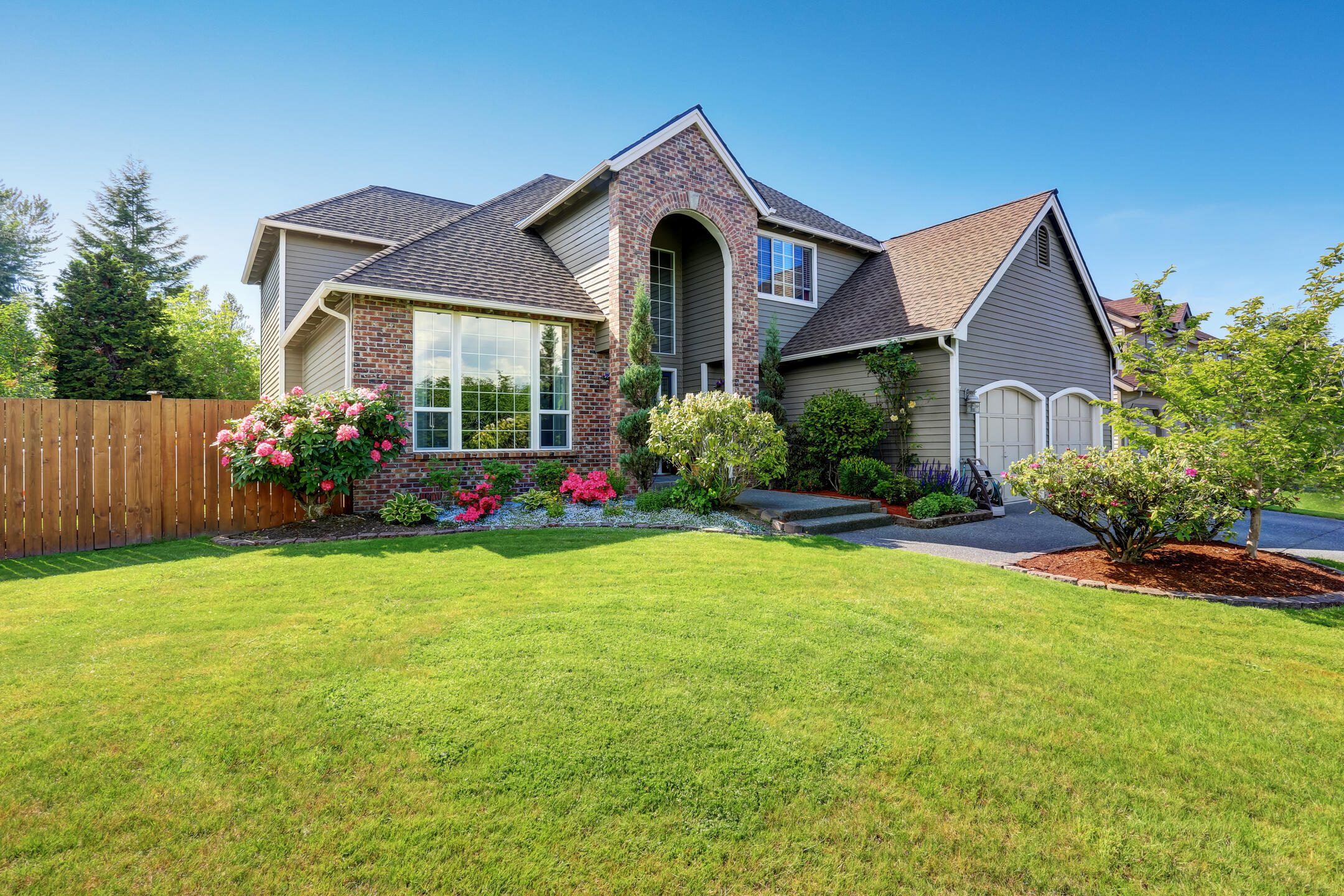 roofing vero beach fl-brick and sided house with gray shingles